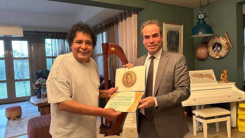 محمد منير يتسلم وسام ماسبيرو للإبداع