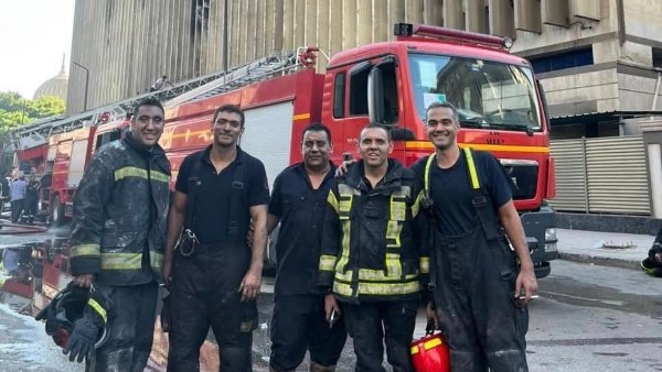 الأبطال..حسن الرداد يشكر رجال الدفاع المدني على إخماد حريق سنترال رمسيس 