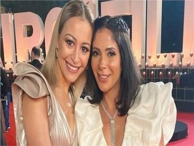 منى زكي تهنئ منة شلبي على تكريمها في مهرجان الجونة