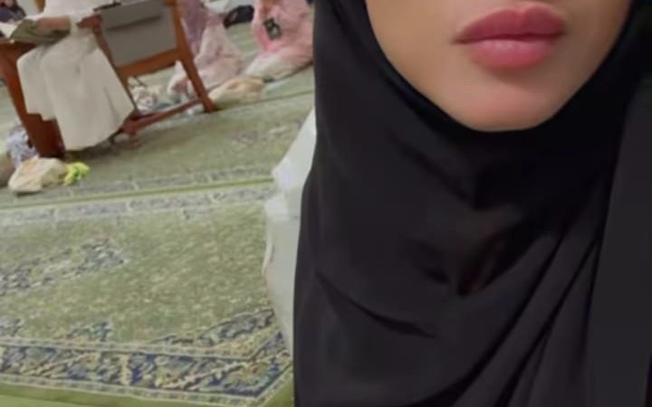 أحدث ظهور لـ «ياسمين عبد العزيز» من داخل الحرم المكي ..صور