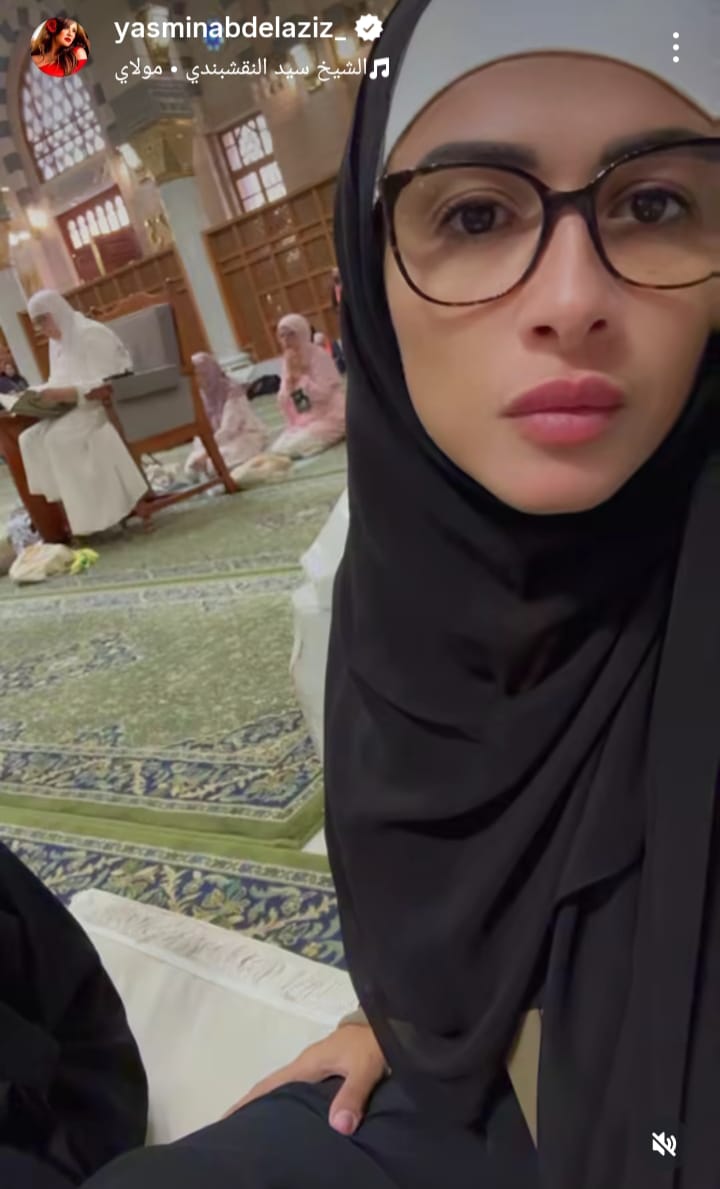 أحدث ظهور لـ «ياسمين عبد العزيز» من داخل الحرم المكي ..صور